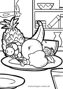 Eine schwarz-weiße Strichzeichnung (Malvorlage) einer Obstschale auf einem Teller, darauf liegen eine Ananas, eine Banane, ein Apfel, Weintrauben, eine Zitrone und Erdbeeren. Im Hintergrund ist ein Schrank mit Büchern und Geschirr zu sehen.