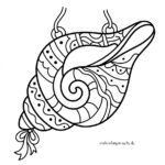 Malvorlage Muschelhorn - Buddhismus Eine detaillierte Schwarz-Weiß-Strichzeichnung einer hängenden Muschel mit aufwendigen Mustern und Motiven, inspiriert von „Malvorlage Muschelhorn – Buddhismus“, bereit zum Ausmalen.
